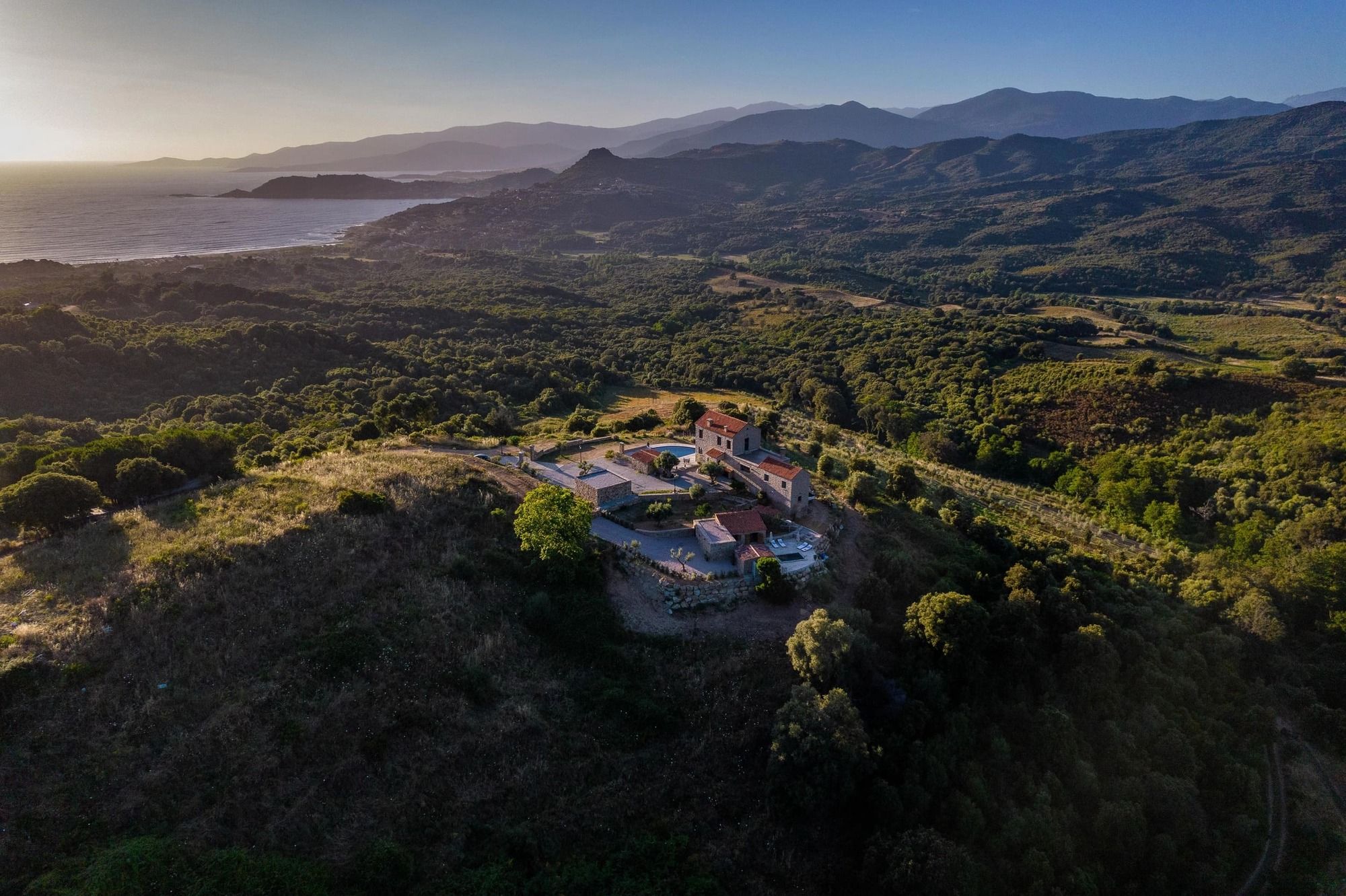 Domaine de charme perché sur les collines méditerranéennes avec vue panoramique sur la mer