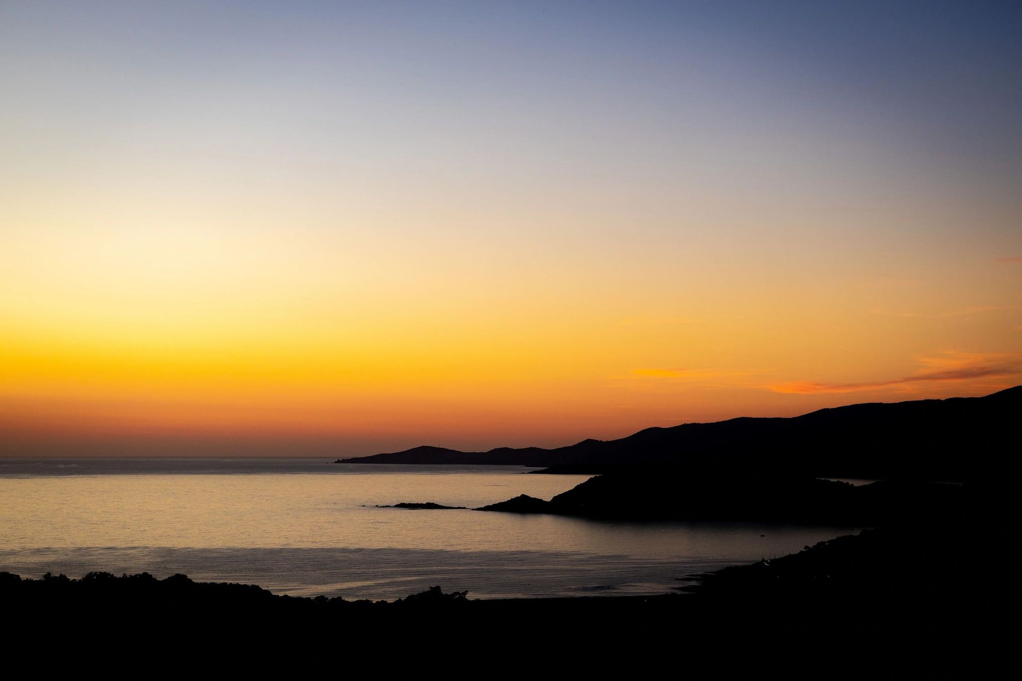 Coucher de soleil sur la côte méditerranéenne d'un domaine de charme en bord de mer